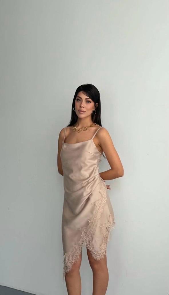კრემისფერი კაბა