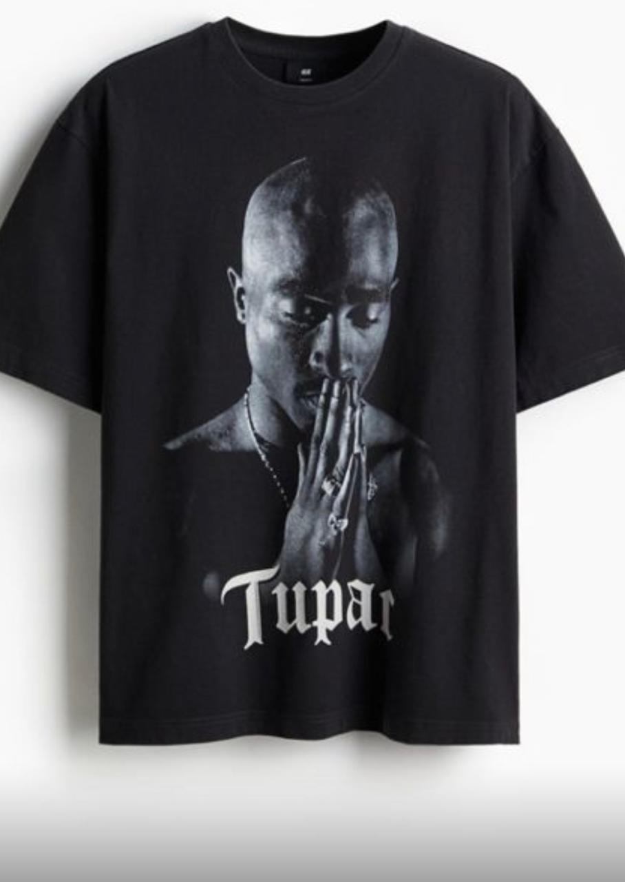 HM's black T-shirt