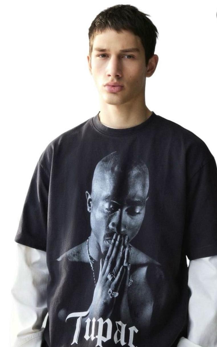 HM's black T-shirt