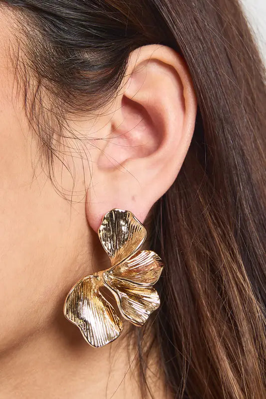 საყურეები ყვავილის დეტალებით