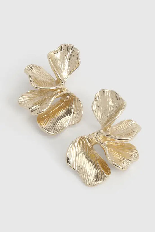 საყურეები ყვავილის დეტალებით